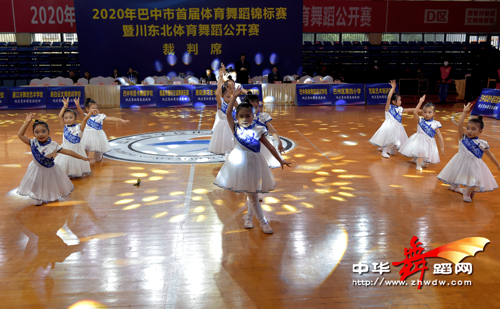 四十人团体舞蹈 6e7ad3957d1f4b4dbd34a991d46382f5.png