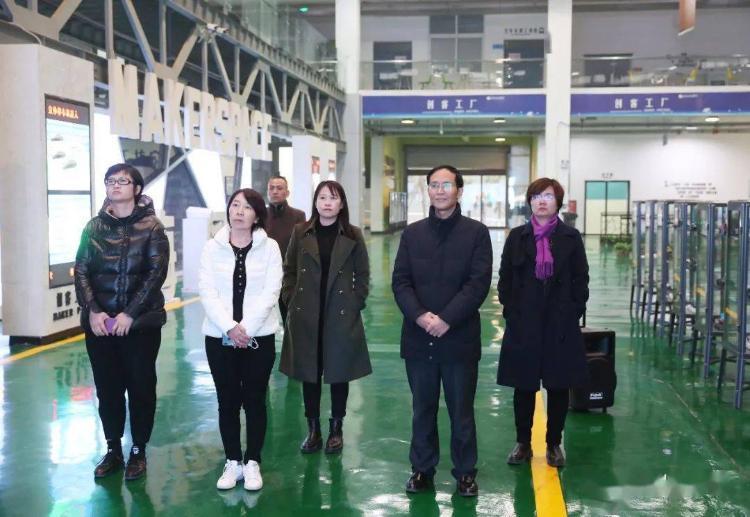 大连科技学院董事长高小涵一行来校参观访问