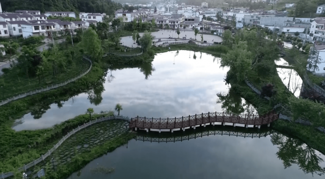 镇雄雨河镇园区建在家门口农民致富新门路