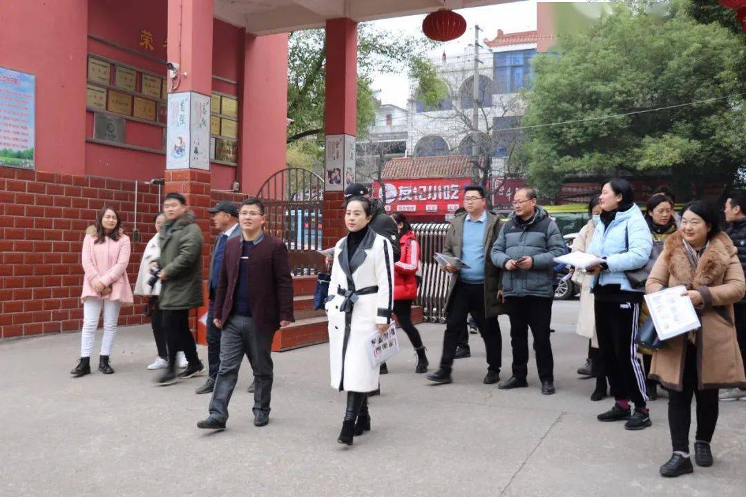 考评组在校长张和峰和党支部书记涂久