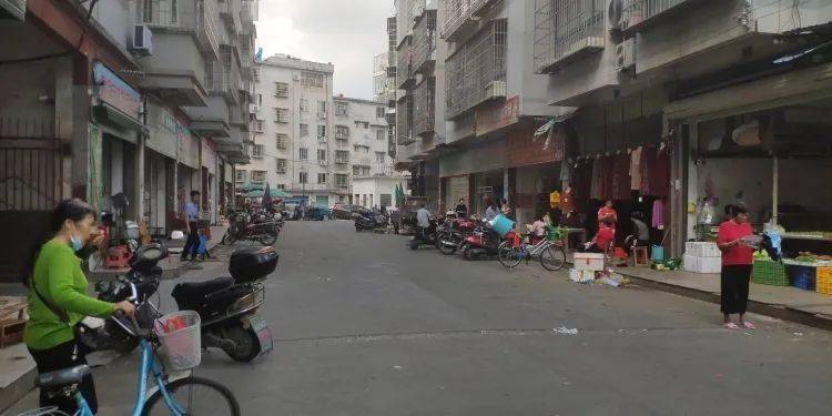 针对群众反映的"贺州市八步区阳光财富市场小区管理方面不好,赶小摊