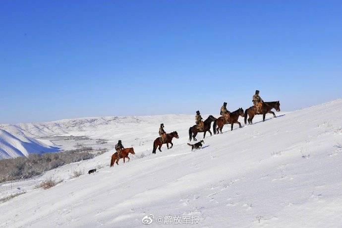 风雪中边防战士骑马巡逻 有你们就心安!