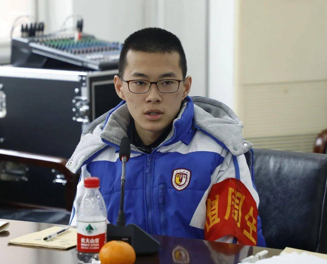 高一(4)班 梅思瀚:能与校长共餐,我感到非常荣幸.