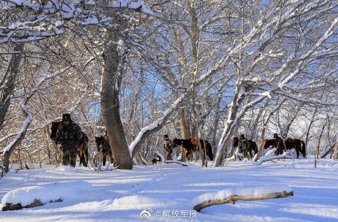 风雪中边防战士骑马巡逻