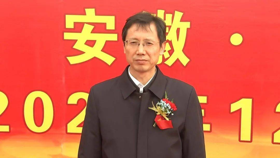 海螺集团董事长高登榜,市长操龙灿,海螺集团总经理任勇,市领导金庆丰