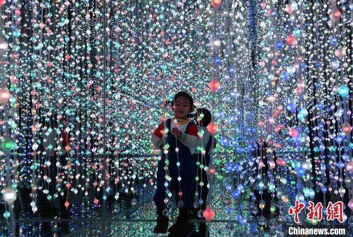 重庆：声光艺术馆吸引游客感受现代艺术