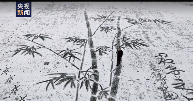 不一样的美术课！美术老师雪地中扫出巨幅雪竹图