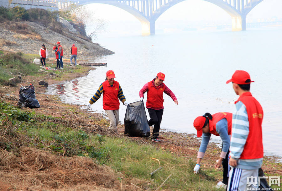 保护母亲河赣江 环保志愿者在行动