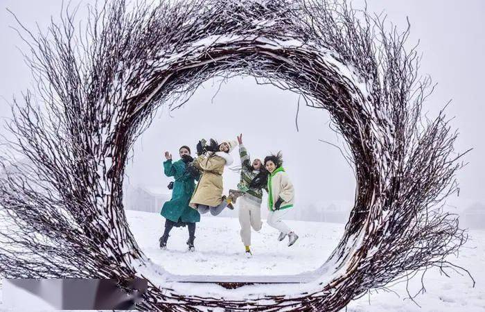 雪终究不负等候！今年初雪数万游客到川河盖滑雪赏景谈球吧体育(图2)