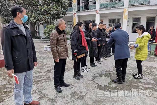 1000多对新旧老师结为师徒共同撑起教育的一片蓝天