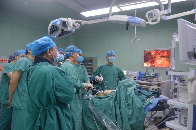 华西广安医院党委书记李昂教授成功开展该院首例腹腔镜下胰腺十二指肠切除手术