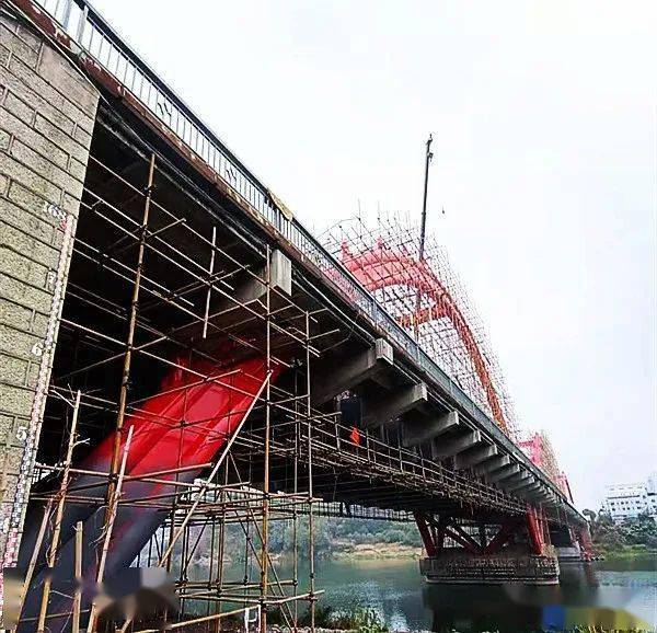 今永安北大桥维修现场探访,起重机吊装一组组加固件~