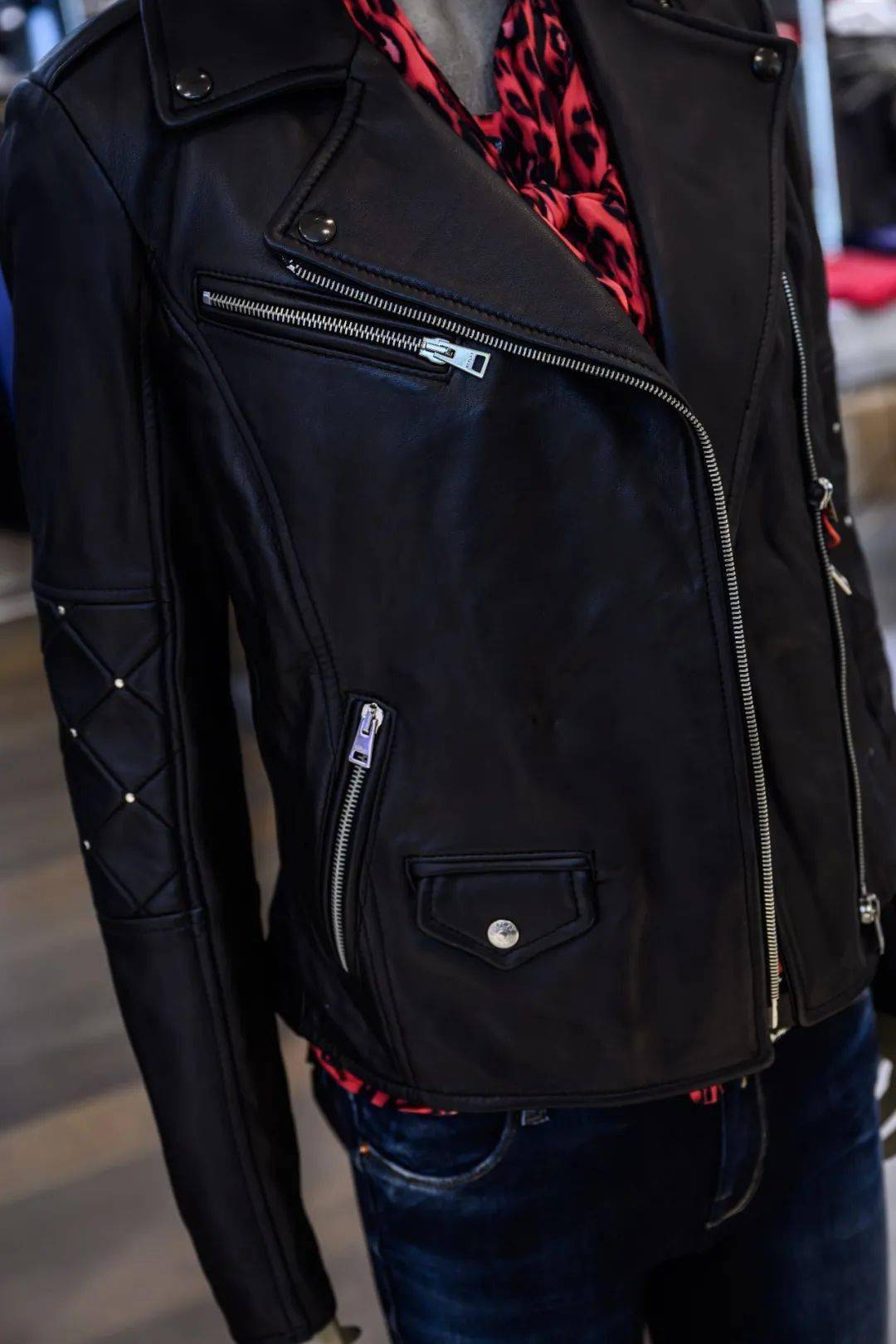 机车皮衣穿大一些还是小一些 b003f783a9384716bf0f791ccb9348b5.jpeg