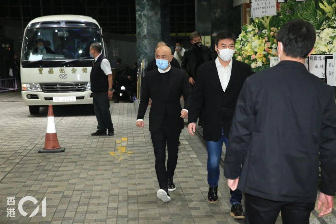 TVB金牌监制出殡，郑伊健张卫健扶灵，2岁女儿未