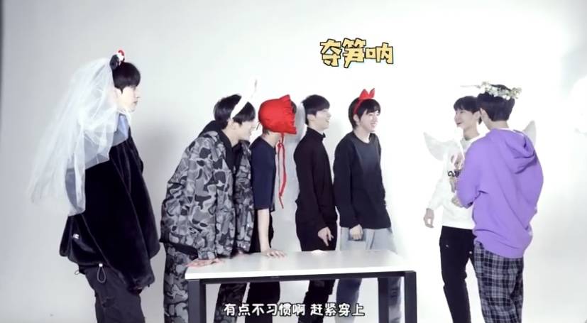 今日,时代少年团官博释出周年演唱会上《yes or yes》舞台配饰背后的