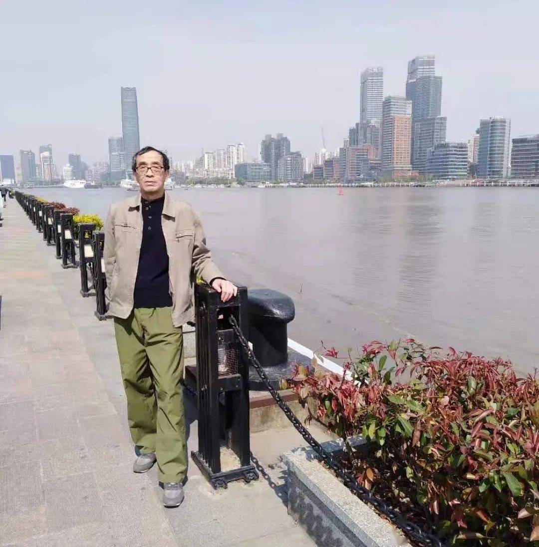 老唐近照今年72 岁的老唐是个老闵行人,年轻时在汽轮机厂工作,后来又被