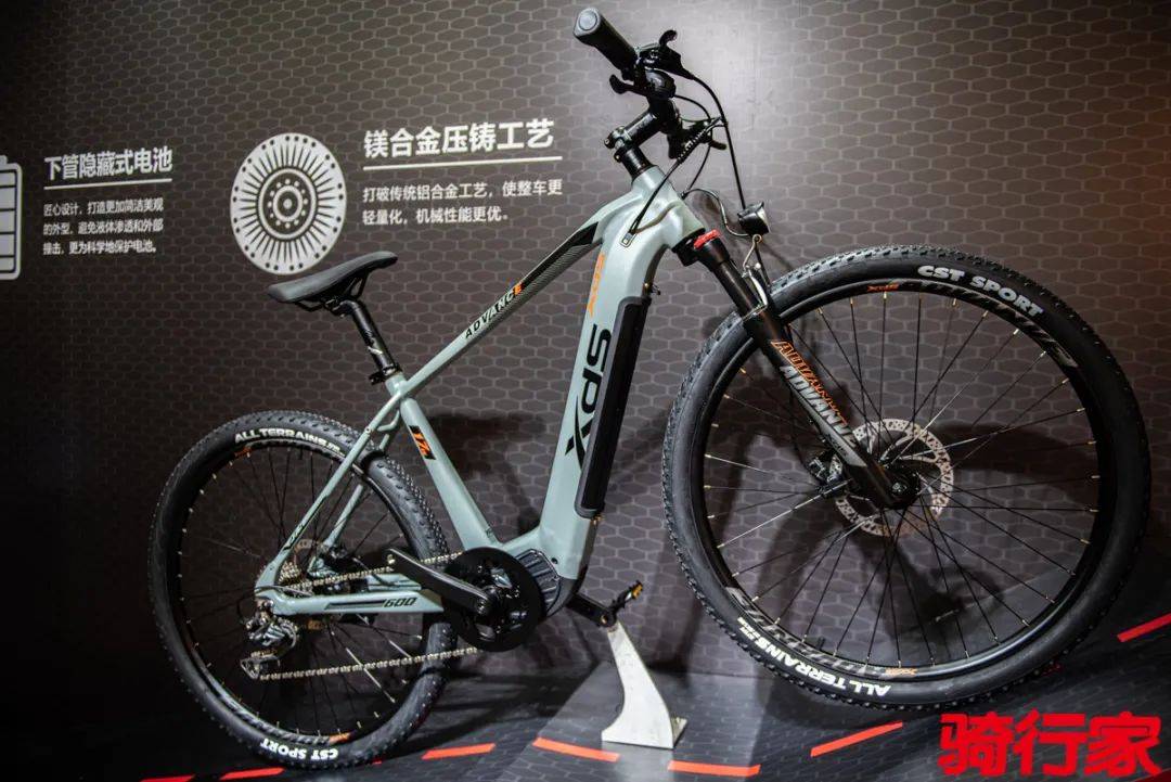 签约仪式现场展示了喜德盛最新的山地电助力自行车——领先600