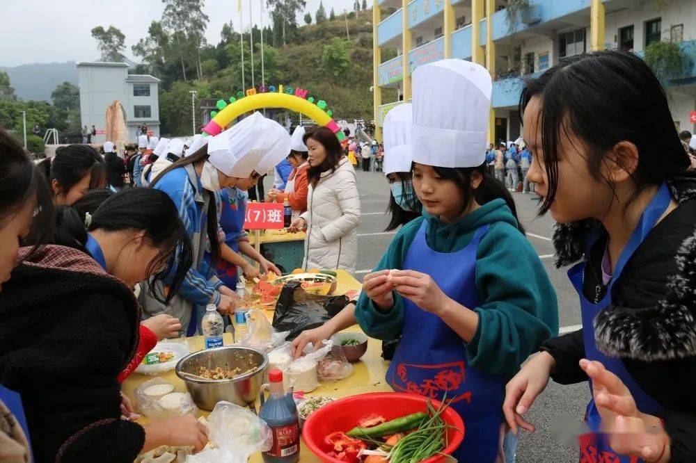 【聚焦】贵州从江:举办大型校园美食节 展示学生青春风采