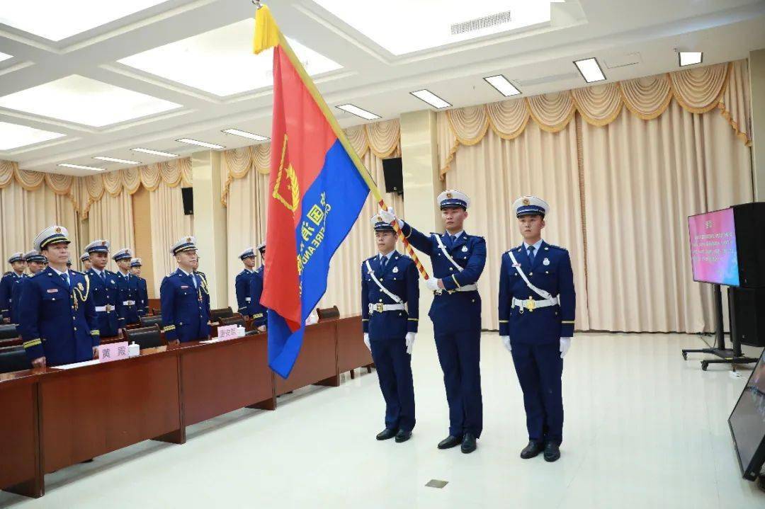 玉林支队举行2019年度第二批新招录消防员授衔仪式