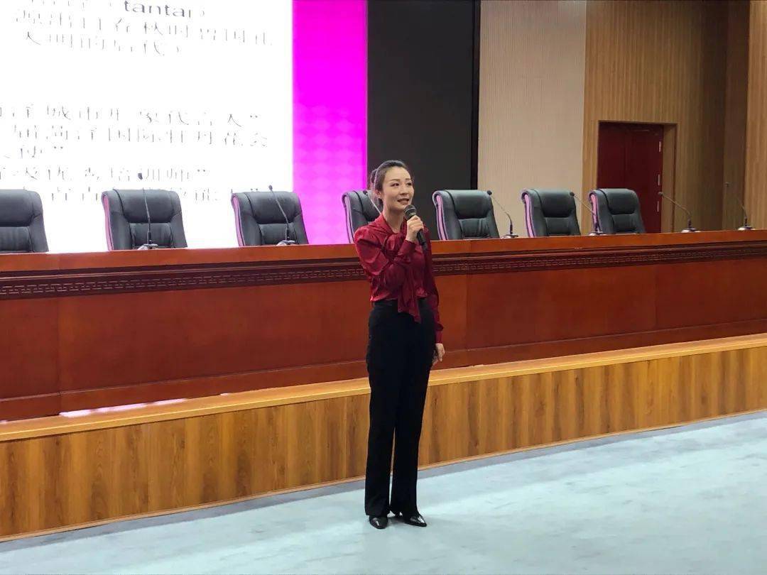 此次培训邀请到信息工程学校老师澹台文杨授课,培训之前集团公司经理