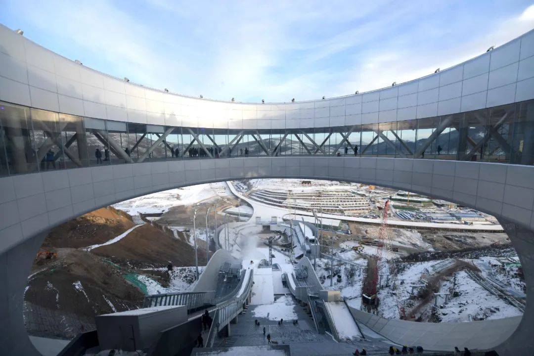 "飞碟"式的圆形空间,2022冬奥会国家跳台滑雪中心"雪如意"顶层和冠