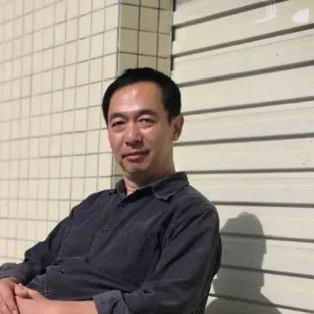 陈衔,1985年毕业于北京师范大学哲学系,后于广州美术学院从事教学