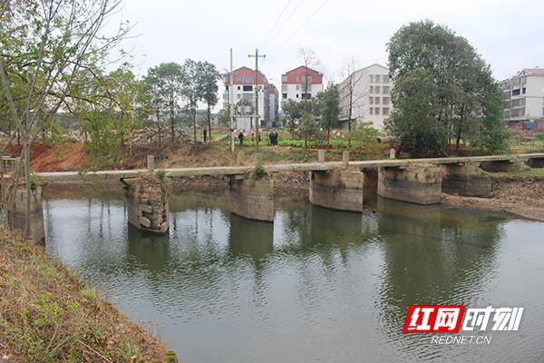 河畔清代石桥而得名,位于益阳市赫山区东南部,由原衡龙桥村,郑家桥村