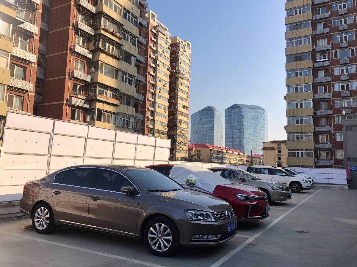 不用“抢车位”了！北京这地儿在旧居民楼前“