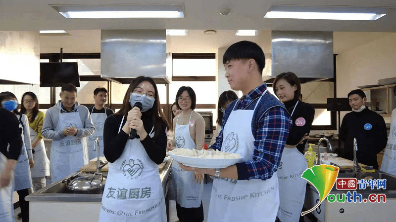 暖暖冬日情 青春有约携手友谊厨房助力单身青年
