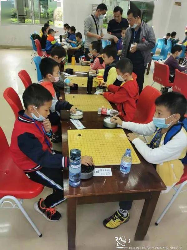 男子乙组第三名:梁子亿,崔嘉麟,董沛麟围棋团体赛小学男子乙组第一名