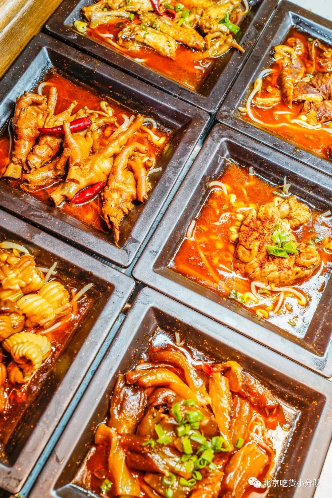 店里有6种老汤制作的现捞辣卤,有【糯鸡脚【辣卤肥肠【辣卤脑花