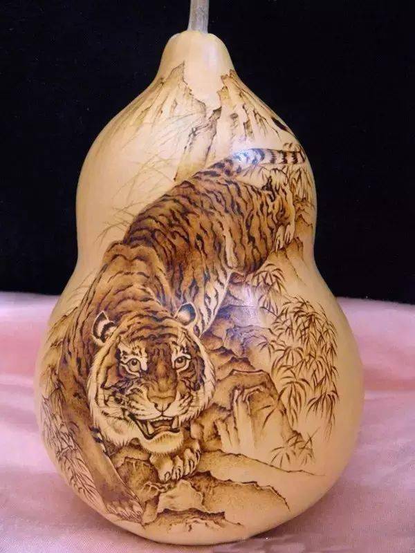 酷似棕色素描和石版画,因此烙画既能保持汉族传统绘画的民族风格,又可