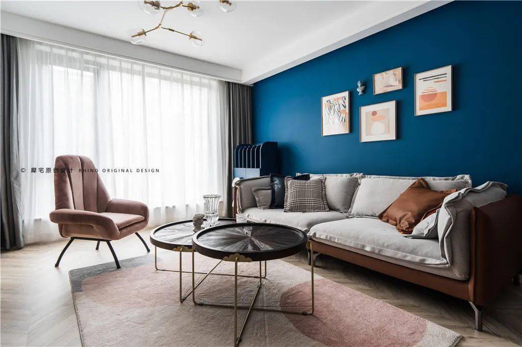 经典的蓝色跃动张扬,搭配浅色的装饰画及沙发,达到视觉的平衡,色彩