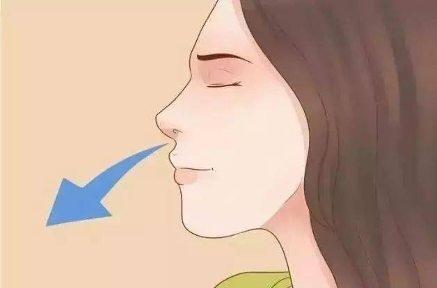 通过鼻孔深呼吸.