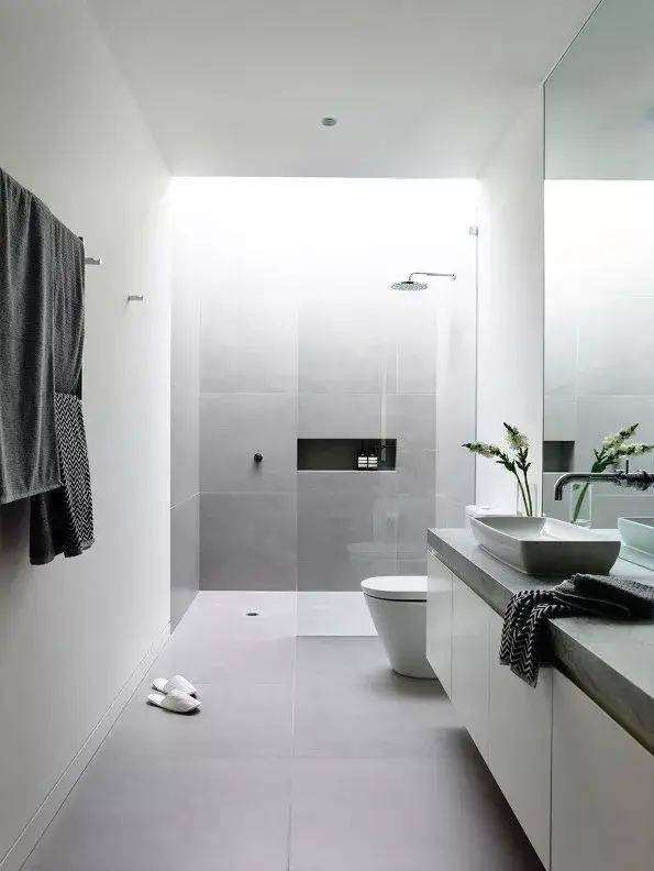 比较常见的颜色可以归类为以下几种:  ▲灰色系瓷砖,是卫生间里比较