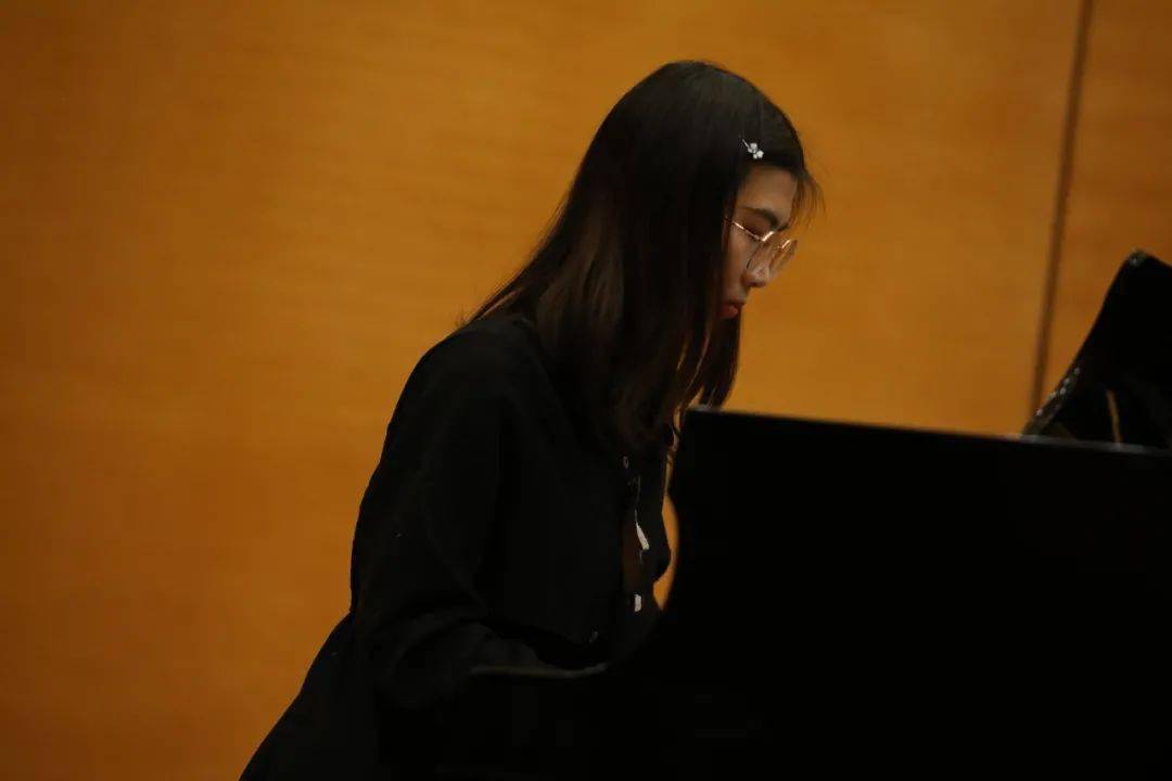 演奏者:李彦颖《热情第三乐章 钢琴独奏给人以全新的视听体验由民
