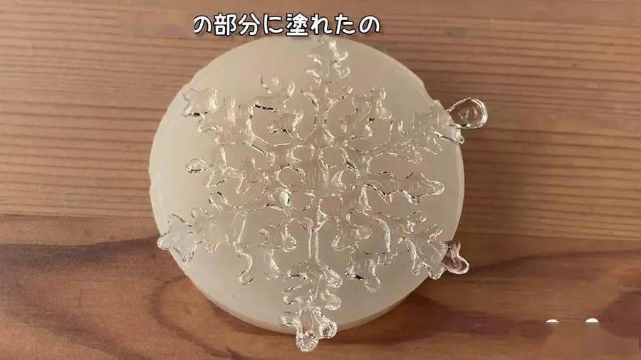 将样稿垫在硅胶片下方,用透明uv树脂绘制雪花,再用紫外灯照射使其固化