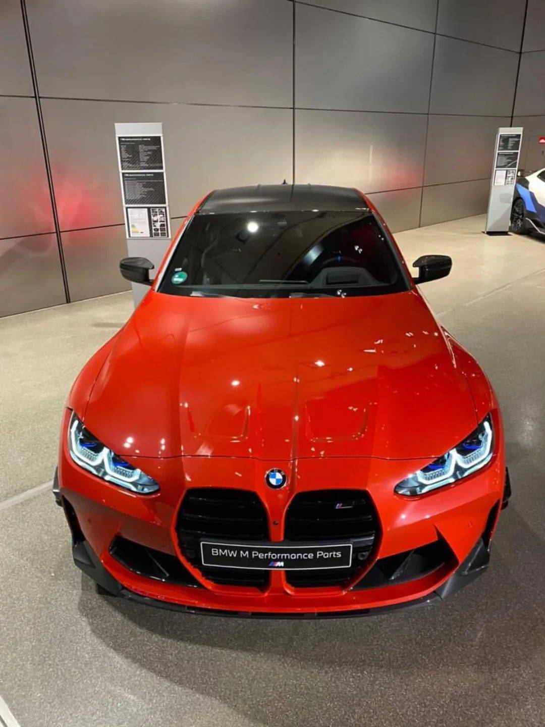 宝马世界最近展示了一辆多伦多红车漆的全新bmw m3(参数|图片),红色的