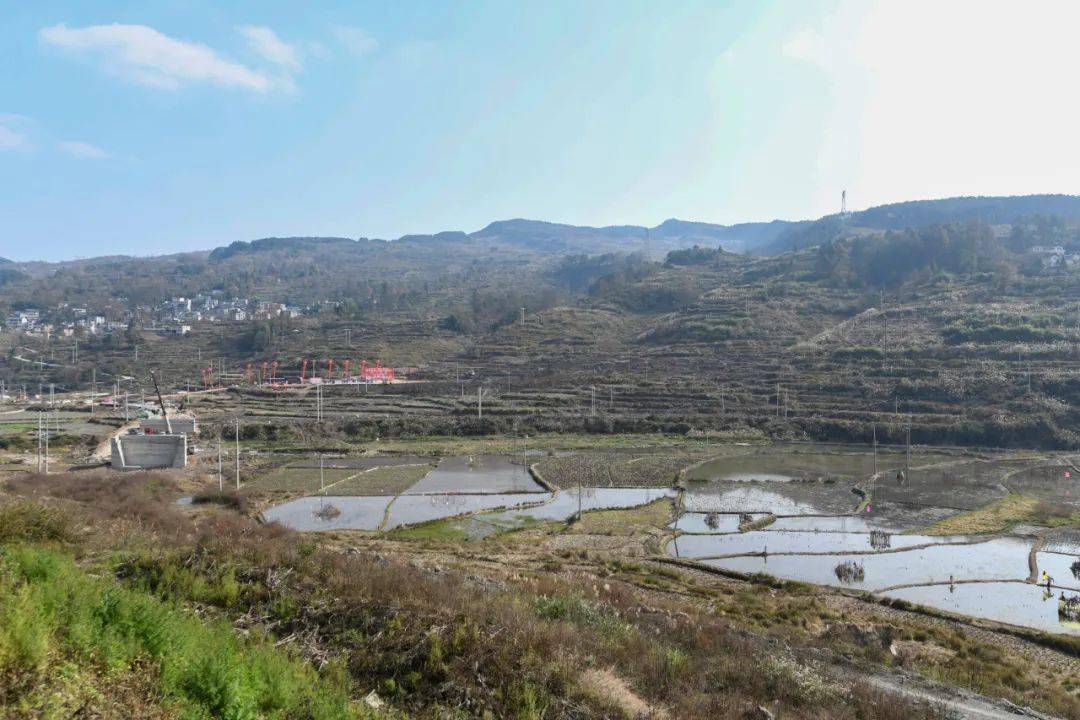 志成高级中学选址在黄平县新州镇晒金石村苗岭河边当地群众在观看志成