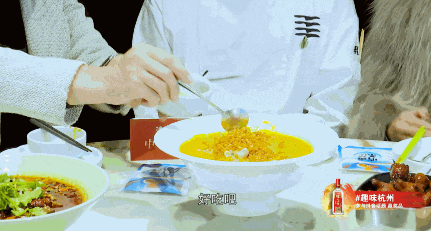 何厨给我们介绍这道菜的酸菜是来自广东,它的特点就是酸爽脆爽