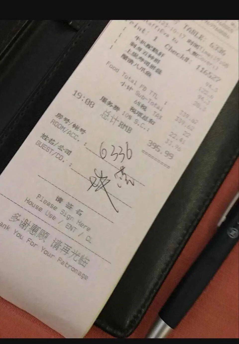 她硬秀恩爱的样子,看着好累