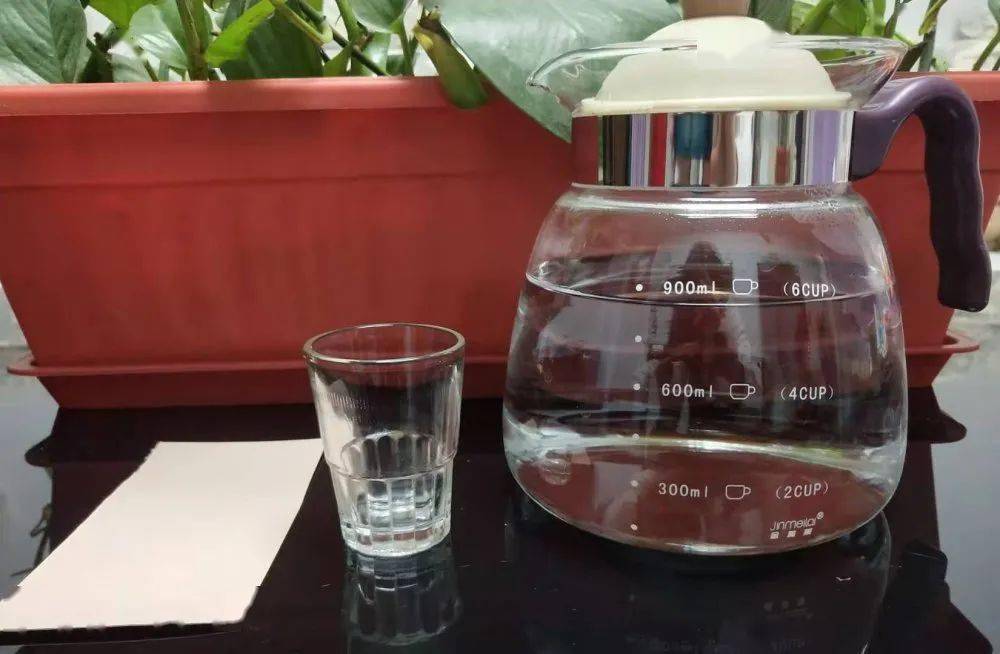实验材料 杯子,水,厚纸(纸张要足以覆盖整个杯口.
