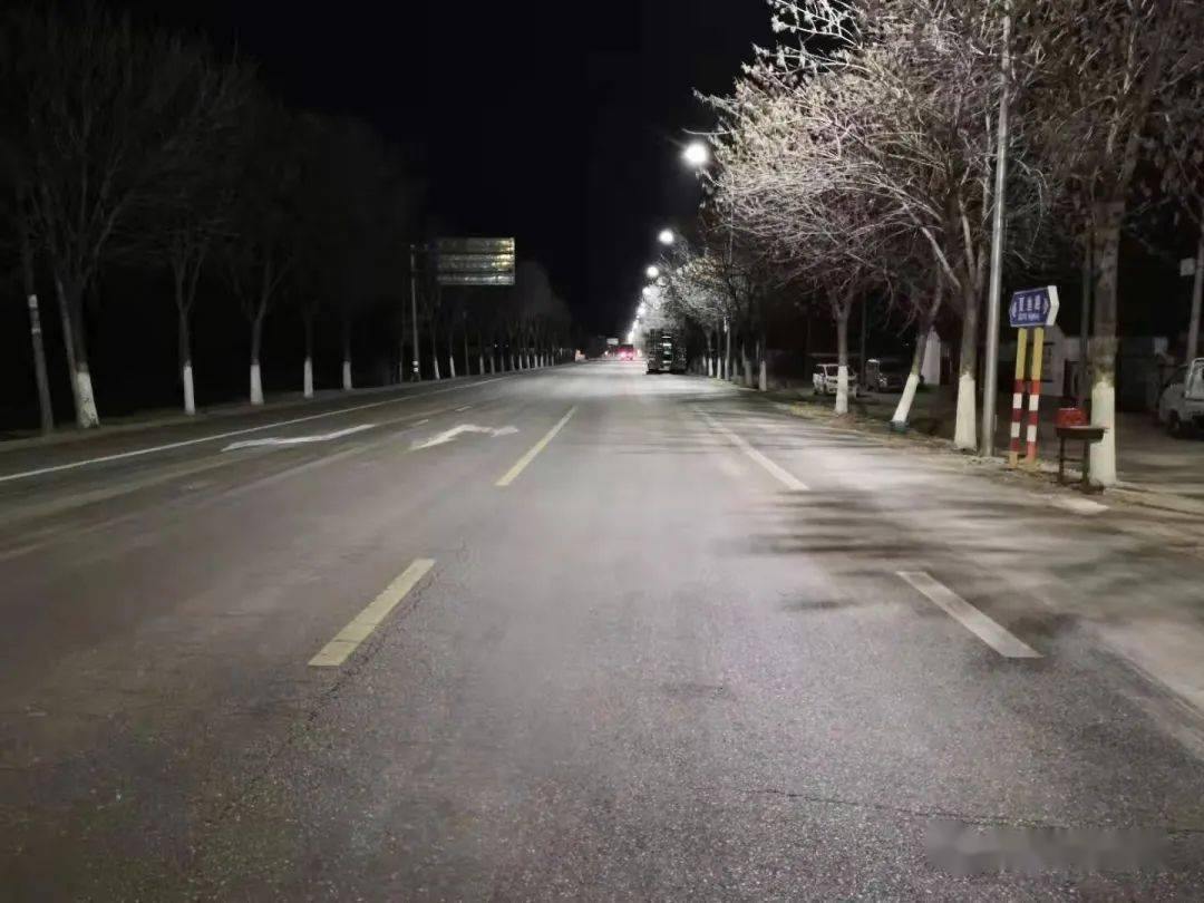 平谷公路夜晚及时处置路面遗撒,消除交通安全隐患保畅通