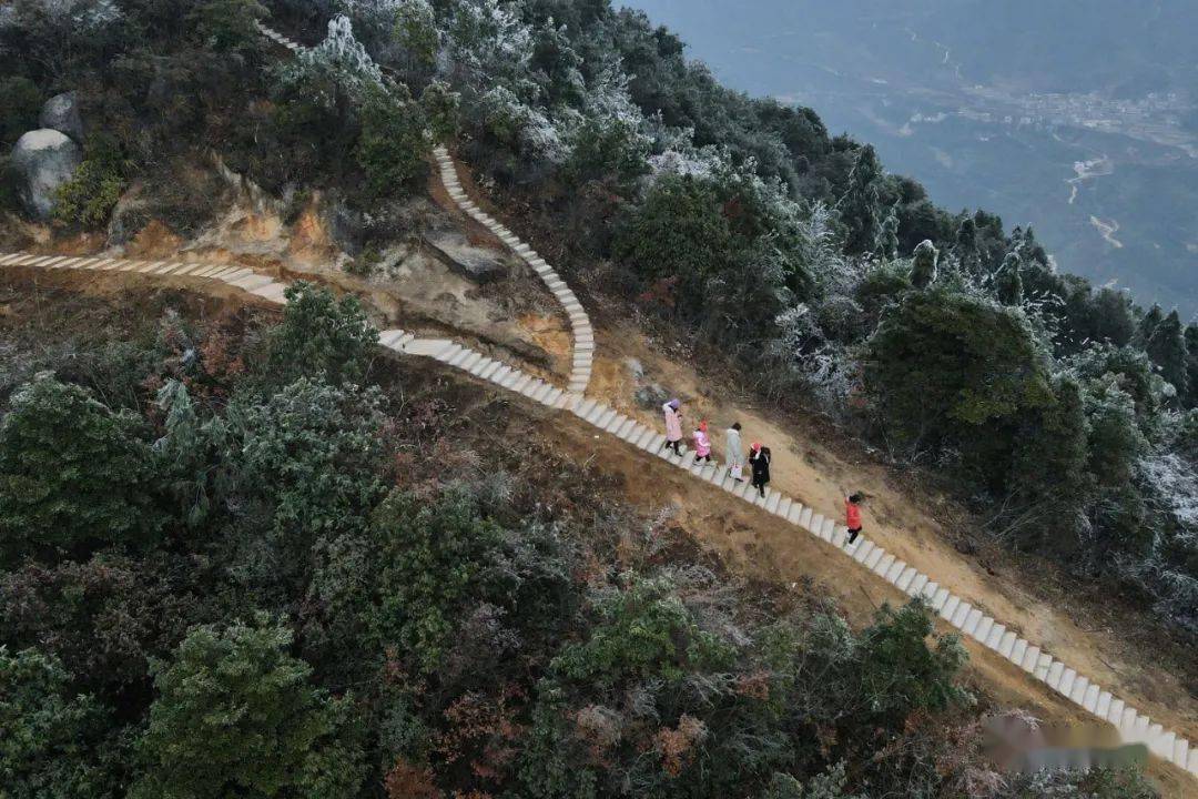 又一个好美的游玩地~南康坪市莲花山的登山石阶梯修好