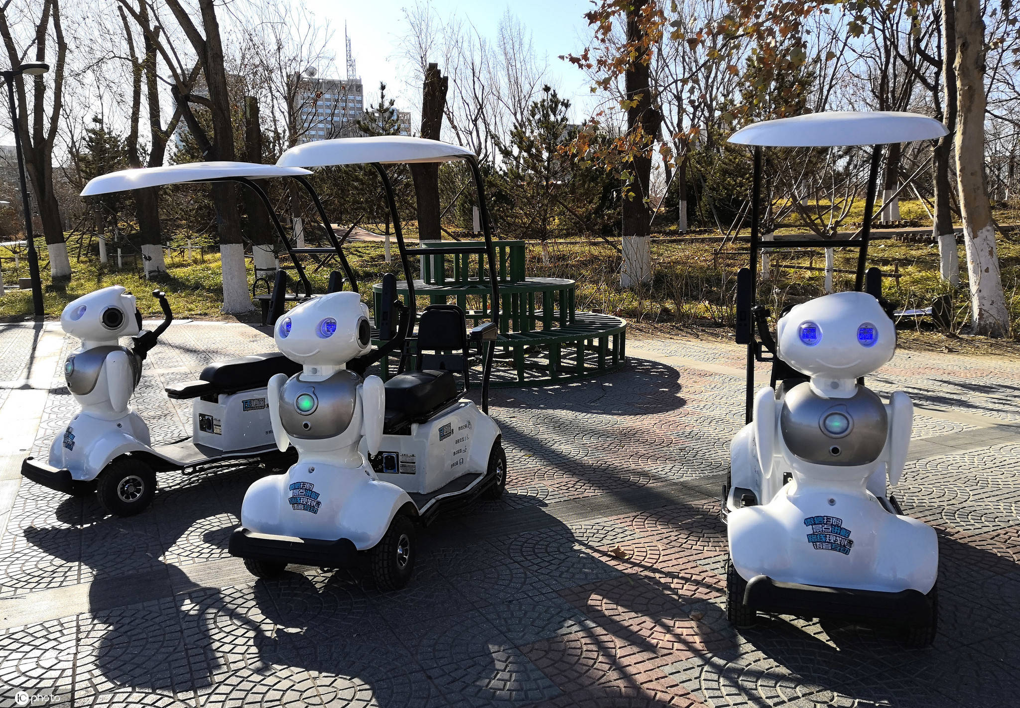 游客|智能伴游机器人亮相莲花池公园 新颖时尚夺眼球