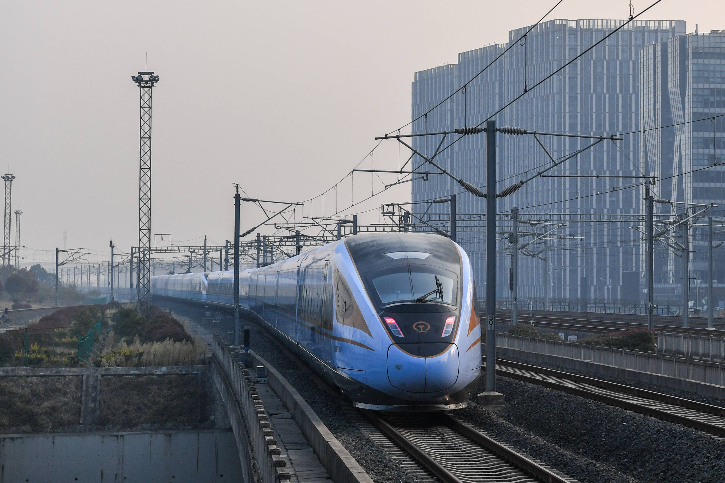 12月24日,由cr300bf型"复兴号"动车组担当的c3887次列车驶出南京南站.