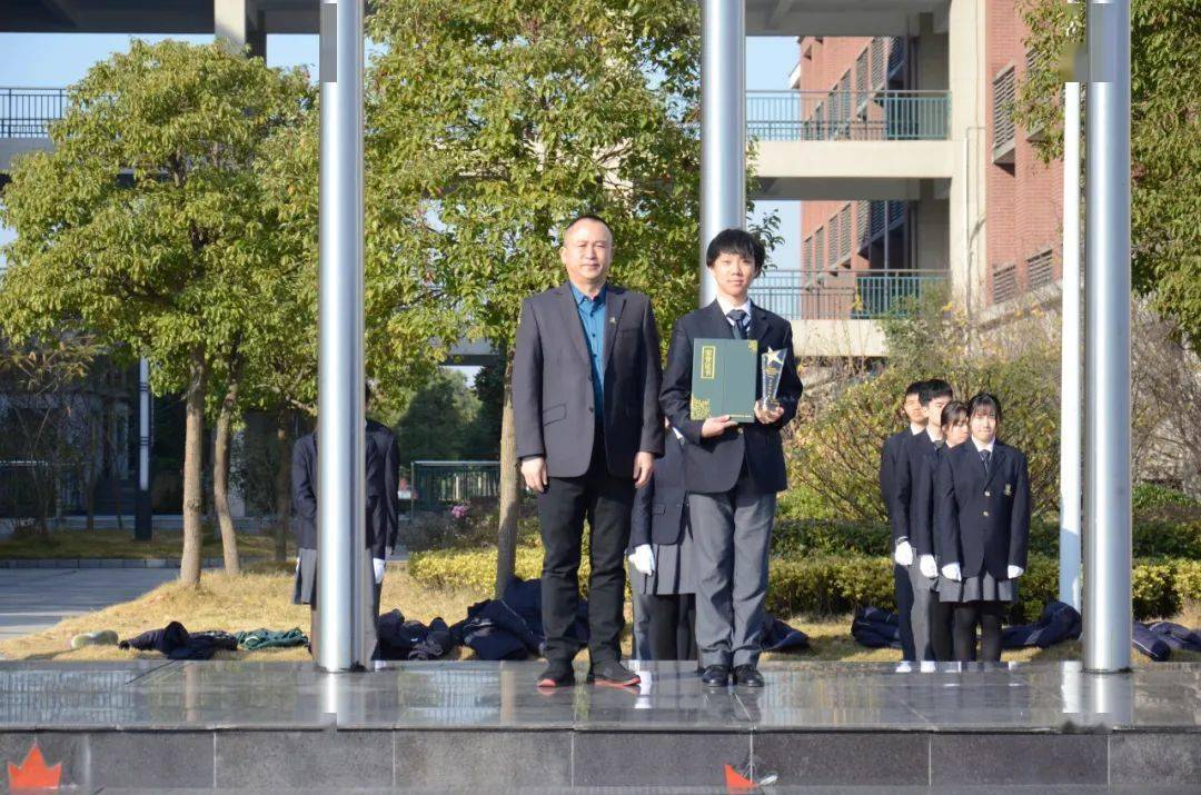 范思嘉;高中组获得前三名的学生是:冠军严文悠,亚军姬聿逍,季军徐逸