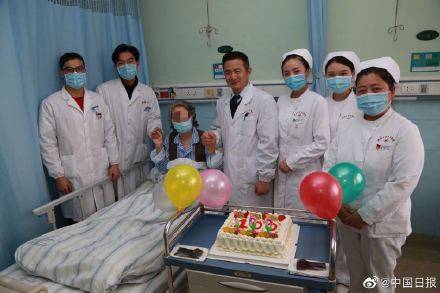 蛋糕|八旬婆婆接受机器人手术成功切瘤，医护订制蛋糕为她提前过百岁生日