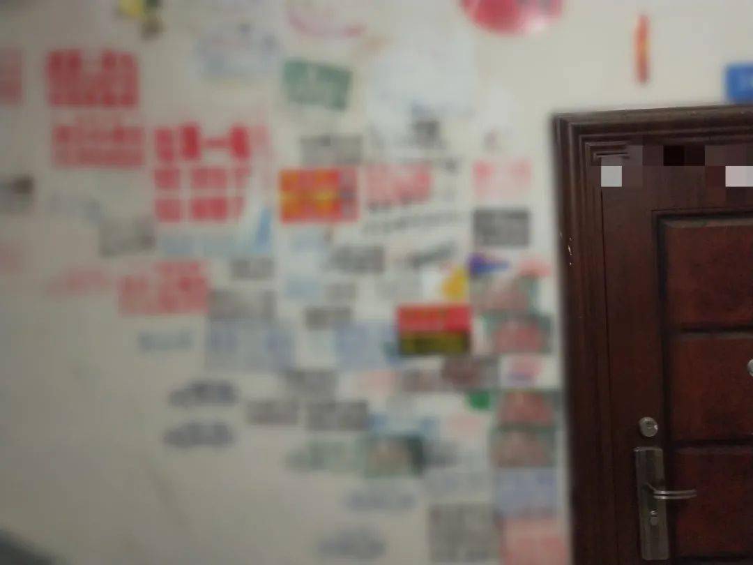 蓬溪某小区楼梯间被这些无良商家搞得一塌糊涂,你怎么