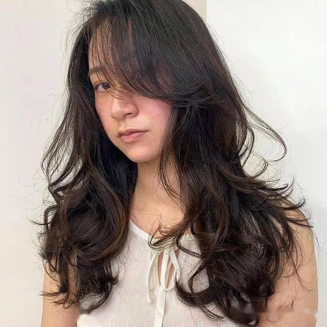 慵懒风烫发发型推荐 652364ded7684989b536ff76597bea5b.jpeg